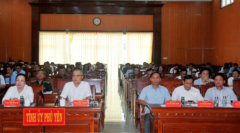 Các đồng chí Phạm Đại Dương (thứ 2 từ trái qua), Cao Thị Hòa An (thứ 1 từ trái qua) tham dự hội nghị trực tuyến tại điểm cầu Tỉnh ủy Phú Yên. Ảnh: ANH NGỌC